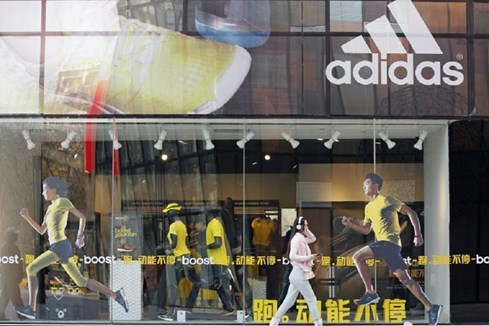 Nike, Adidas ‘lên ngôi’ vì dân Trung Quốc bớt xài sang - ảnh 1
