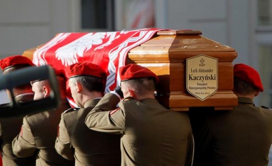 Linh cữu cố tổng thống Lech Kaczynski trước cung điện ở Warsaw ngày 17-4-2010. Ảnh: Reuters