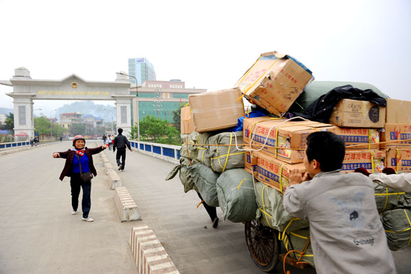 Hàng Trung Quốc rẻ bất thường tràn vào Việt Nam