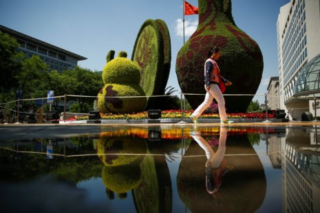 Hoa trưng bày trên đường phố Bắc Kinh đón mừng diễn đàn Vành đai và Con đường. Ảnh: REUTERS