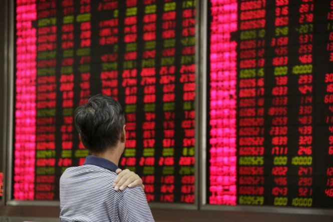 Kinh tế Trung Quốc diễn biến xấu, cổ phiếu lại sụt giá