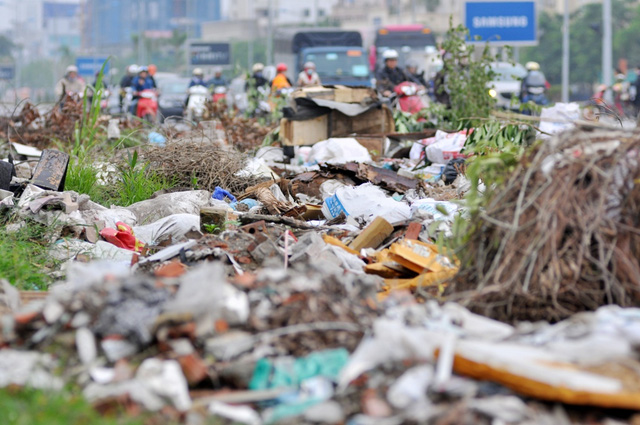 Hà Nội: Bãi rác “khổng lồ” trên đường nghìn tỉ