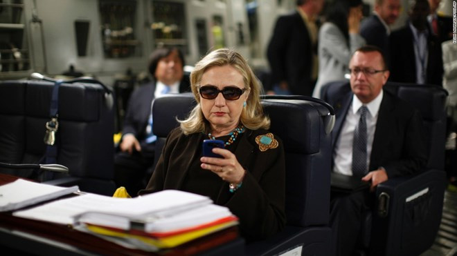 Bộ Ngoại giao Mỹ mở lại điều tra bê bối thư điện tử của bà Clinton