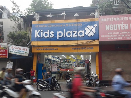  Cửa hàng Kids Plaza đối diện với Bệnh viện Phụ sản Hà Nội. Khách thường đến đông từ thứ 2 đến thứ 6 vì khám thai và tranh thủ mua sắm. Giá trị đơn hàng ở đây thường không lớn. 