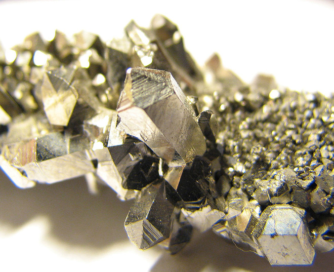 Kim loại hiếm Niobium: Các công ty ráo riết săn lùng.