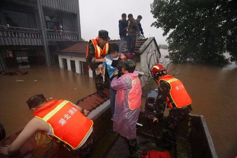 Cứu hộ người dân kẹt lụt ở tỉnh Hồ Bắc (Trung Quốc). 