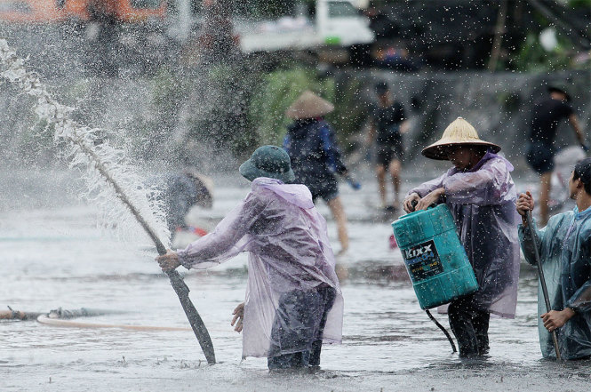 Một máy hút bùn đang vận hành bất chấp cơn mưa nặng hạt - Ảnh: Nguyễn Khánh