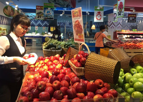 Hoa quả mác ngoại giá rẻ tràn vào siêu thị
