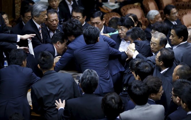 Nghị sĩ Nhật ẩu đả vì dự luật an ninh