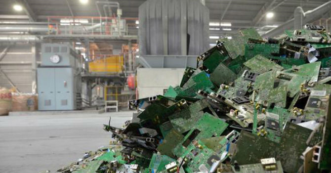 Nhật Bản bới rác thải tìm vàng và kim loại quý trước tình trạng khan hàng trên toàn thế giới