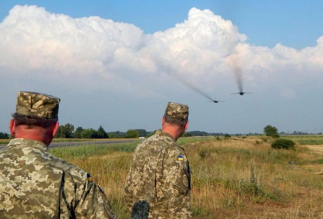 binh si ukraine quan sat mot chiec sukhoi su-24 bay huan luyen o rivne cua ukraine - anh: reuters