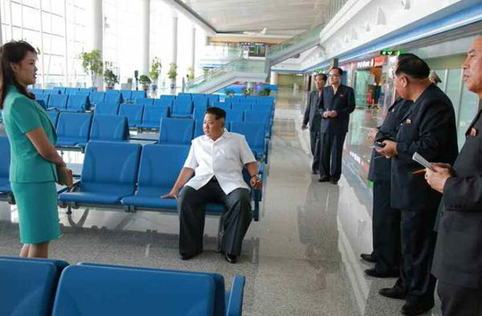 Ông Kim Jong-un thị sát sân bay quốc tế Sunan ở Bình Nhưỡng hồi tháng 6-2015. Ảnh: KCNA