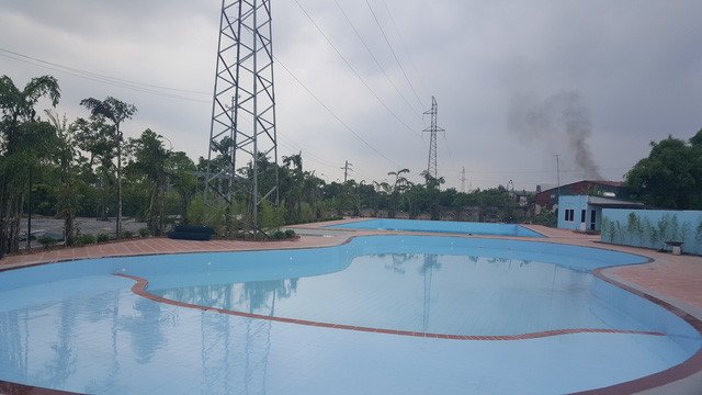 Rùng mình bể bơi ngay dưới trạm điện cao thế ở Hà Nội