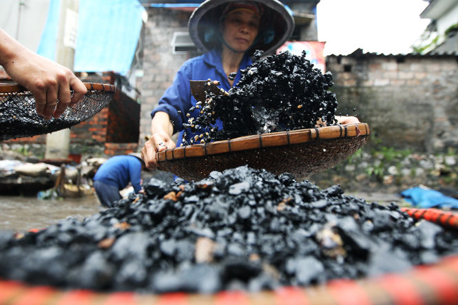 Sau khi loại bỏ sỏi đá, người dân sẽ thu gom lại than và sau đó chuyển lên bờ bán cho các thương lái - Ảnh: Nguyễn Khánh