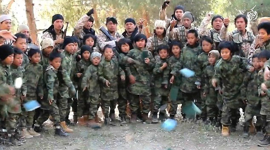 Sốc với trại huấn luyện trẻ em Đông Nam Á của IS