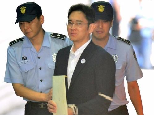 'Thái tử' Samsung lãnh án 5 năm tù - ảnh 1