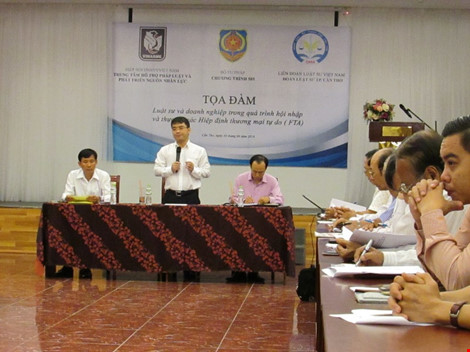 TS Nguyễn Thanh Tú (Vụ Pháp luật dân sự - kinh tế, Bộ Tư  Pháp) trình bày tại tọa đàm về các hiệp định tự do... Ảnh: N.NAM