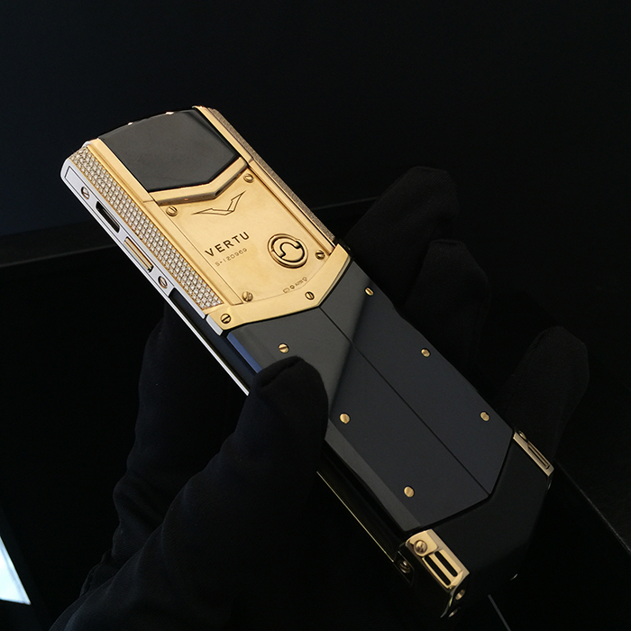 Vertu Signature S Yellow Gold, Full Pave Diamond Bezel (6)