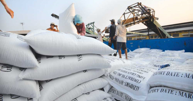 Xuất khẩu gạo liên tiếp sụt giảm